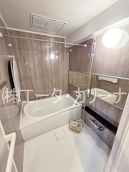 他人が使った水回りに一切妥協できない方へ。キッチンから浴室まで全てを新品に交換済。中古特有の使用感を徹底排除した清潔感を、3,490万円という現実的な価格で取得する。アフターサービス保証付の物件。