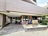 エントランス：マンションの防犯対策に不安を感じていませんか。オートロックと防犯カメラ完備で不審者の侵入を抑制し、家族の安全を守ります。約20.4帖の広々としたLDKで、利便性と安心の住環境を両立させた実用的な住まい