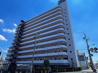 外観：販売価格２１８０万円。大阪メトロ今里駅まで徒歩６分。弊社を通せば約７８万円の仲介手数料が無料になり、初期費用を大幅に削減できます。２０２６年４月に室内フルリノベーション済みの２ＬＤＫ空間です。