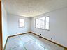 洋室：【リフォーム中】2階南側6帖洋室です。壁は珪藻土のため、塗装を行います。お子様のお部屋にいかがですか。