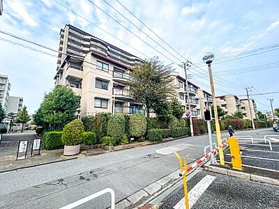 外観：【前面道路】大通りを曲がったところにあたるので印象は以外にも交通量は多くないです。