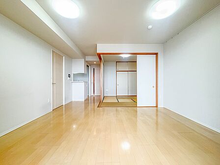 【LDK15.1帖】通風・採光に優れ、心地よい光と風が溢れています。贅沢で豊かな居住性とプライドを満たすクオリティが見事に調和した住空間。※CGにて家具を配置配置しています。