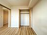 収納：【収納】壁面クローゼットのメリットは、衣類が横一列に並ぶためひと目で洋服が選びやすいこと。衣類をたくさんお持ちの方も、限られたスペース内に無理なく収納することができます。