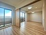 室内：【リビングダイニングLDK11.0帖】シンプルなデザインの家は風情がある。住む人のこだわりを感じる。外観も内装もいたってシンプル。居心地がよく、家事や趣味、子育てなどにも集中できる。家も人間…