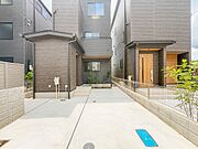 2号棟【駐車場】毎日の生活にマイカーが必須という方は、購入を検討する際、駐車場があることは大事な条件です。毎日の通勤や家族の送迎、買い物やお出かけなどクルマのある暮らしを満喫したい方は要チェ…