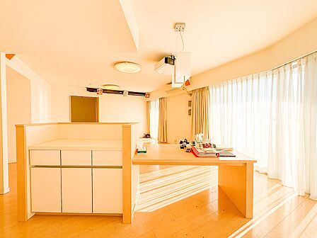 【LDK22.6帖】シンプルなデザインの家は風情がある。住む人のこだわりを感じる。外観も内装もいたってシンプル。居心地がよく、家事や趣味、子育てなどにも集中できる。家も人間も熟成するほどシン…