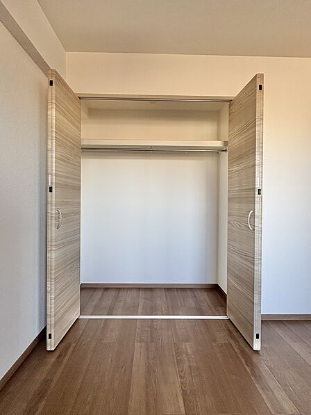 【収納】壁面クローゼットのメリットは、衣類が横一列に並ぶためひと目で洋服が選びやすいこと。衣類をたくさんお持ちの方も、限られたスペース内に無理なく収納することができます。