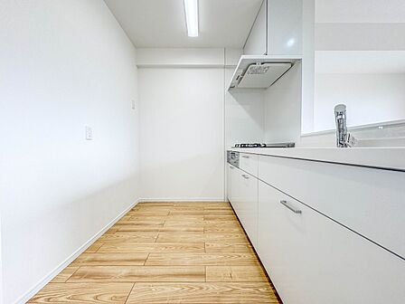 【キッチン】水回りの更新: システムキッチン、ユニットバス、洗面化粧台、トイレのすべてを新品に交換。水漏れリスクの低減はもちろん、最新設備の節水・清掃・省エネ機能を享受できます。