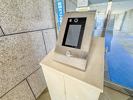 【オートロック】オートロックの最大のメリットは、訪問営業や勧誘を断りやすいこと。玄関前までセールスが来ないため、しつこくされ困ることがありません。住人と関係者しか入れない環境は安心感がありま…