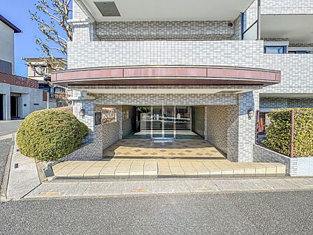 【エントランス】安心を支える建物構造と管理体制 建物は信頼性の高い鉄筋コンクリート(RC)造、地上5階建ての低層設計です。1981年以降の「新耐震基準」に適合しており、万が一の震災時にも高…