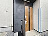 玄関：【玄関】家の顔となる玄関は、高いデザイン性が求められます。高級感と断熱性、防犯性に優れた玄関ドアを標準装備。ピッキング対策のセキュリティサムターン等、防犯に考慮しました。