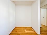 【WIC（ウォークインクローゼット）】  たくさんの洋服をかけてもシワになりにくいウォークインクローゼット。洋服以外にも、普段使わない家電やスーツケース、ストック品など何でも片付く嬉しい空間…