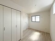 昨今のトレンドになりつつあるのが、広過ぎず、快適すぎない子ども部屋。勉強と寝るだけの部屋にすることで閉じこもりがなくなり、リビングで過ごす時間が増えると言われています。
