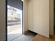 【シューズボックス（下駄箱）】  大型のシューズボックスには靴やブーツ、サンダルはもちろん、ハンカチや手袋、バック類などのお出かけ用品、印鑑や朱肉なども収納可能です。