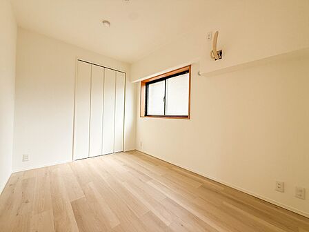 【子供部屋】たっぷりの収納も配備、片付いた空間。陽光も明るく開放的な空間が魅力的