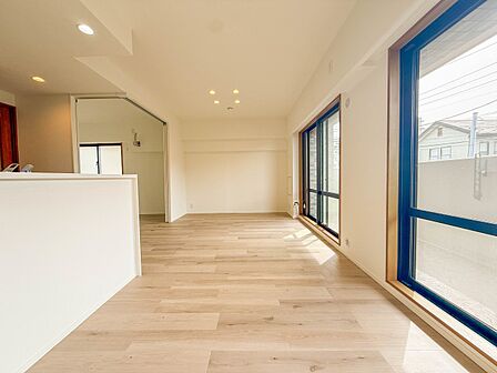 【リビングダイニング】シンプルなデザインの家は風情がある。住む人のこだわりを感じる。外観も内装もいたってシンプル。居心地がよく、家事や趣味、子育てなどにも集中できる。家も人間も熟成するほどシ…