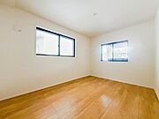 【子供部屋】お子様のお部屋にぴったりなクロークを備えたフローリング仕様の洋室です。