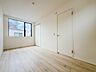 子供部屋：【子供部屋】お子様のお部屋にぴったりなクロークを備えたフローリング仕様の洋室です。