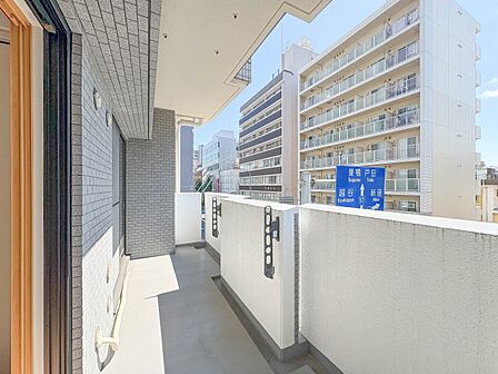 【バルコニー】バルコニーから差し込む陽光・通風は、住環境・快適性と共に有り続ける貴重な「財産」です。