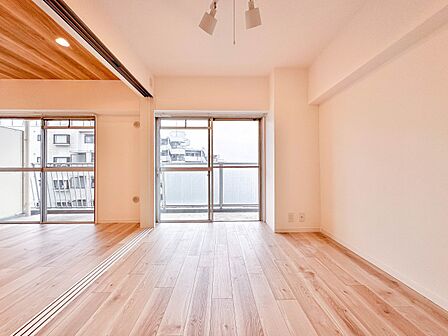 【寝室】充実した生活は伸びやかな居室空間から始まります。快適に・伸びやかに。心の潤いを求める方々へ。