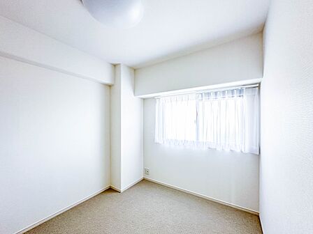 【子供部屋4.5帖】お子様のお部屋にぴったりなクロークを備えたフローリング仕様の洋室です。