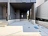 玄関：【玄関】家の顔となる玄関は、高いデザイン性が求められます。高級感と断熱性、防犯性に優れた玄関ドアを標準装備。ピッキング対策のセキュリティサムターン等、防犯に考慮しました。