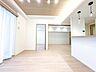 室内：【リビングダイニングLDK11.7帖】リビングにいるお子様と会話をしながら家事ができるカウンターキッチン。いま手があいているか、忙しそうなのか相手の様子を伺いながらコミュニケーションをとる訓…