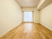【寝室】寝室は大きいベッドを置くことも可能です。