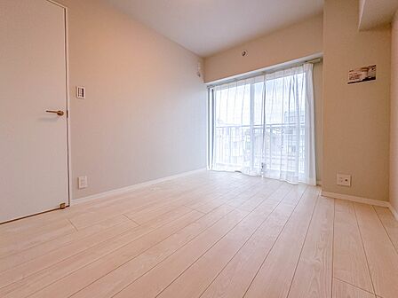 【子供部屋 洋室5.5帖】たっぷりの収納も配備、片付いた空間。陽光も明るく開放的な空間が魅力的