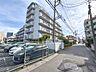 外観：【前面道路】家の前をまっすぐの通りが走っている。クルマは少なく、人々は毎朝、ウォーキング、ジョギング、犬の散歩など、フリーな朝時間を過ごしている。