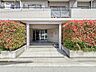玄関：【エントランス】その住居の第一印象となるのがエントランスホールです。訪問されたお客さまをやさしくお迎えします。エントランスホールは、いわば住居の顔です。