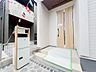 玄関：【玄関】家の顔となる玄関は、高いデザイン性が求められます。高級感と断熱性、防犯性に優れた玄関ドアを標準装備。ピッキング対策のセキュリティサムターン等、防犯に考慮しました。
