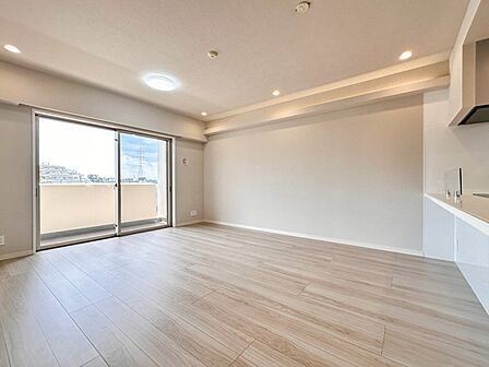 【LDK14.5帖】大きな窓のあるリビングは明るく解放感溢れる空間。居心地良くご家族皆が寛げる憩いの空間です。