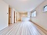 室内：【南向きLDK18.5帖】シンプルなデザインの家は風情がある。住む人のこだわりを感じる。外観も内装もいたってシンプル。居心地がよく、家事や趣味、子育てなどにも集中できる。家も人間も熟成するほ…