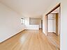 室内：【リビングダイニング】シンプルなデザインの家は風情がある。住む人のこだわりを感じる。外観も内装もいたってシンプル。居心地がよく、家事や趣味、子育てなどにも集中できる。家も人間も熟成するほどシ…