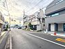 外観：【前面道路】家の前をまっすぐの通りが走っている。クルマは少なく、人々は毎朝、ウォーキング、ジョギング、犬の散歩など、フリーな朝時間を過ごしている。