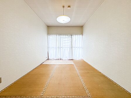 【和室6帖】畳には音を吸収する作用があるので、元気いっぱいのお子さんの遊び場所として、最適な空間となるでしょう。また、クッション性があるのでお子さんが転んでケガをするリスクを軽減してくれます…