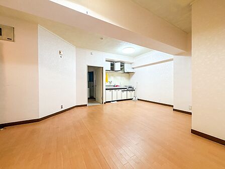 【リビングダイニング】専有面積52.72m2の3階部分に位置する302号室は、南向きバルコニーに面した明るい居住空間が魅力です。間取りはLDK約10.3帖、和室6帖、洋室約6帖の使いやすい2…