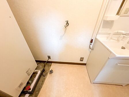 【ランドリースペース】毎日使う洗濯機。しっかりと奥行きのある置き場が確保されています。