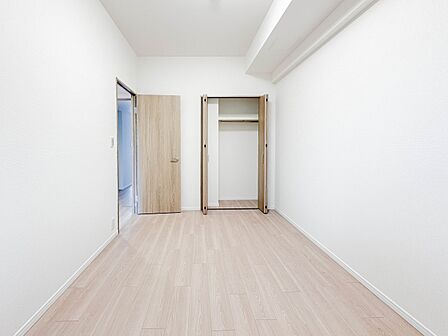 シンプルにデザインされた室内。家具やレイアウトでお好みの空間に。