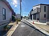 外観：【前面道路、公道4m】家の前をまっすぐの通りが走っている。クルマは少なく、人々は毎朝、ウォーキング、ジョギング、犬の散歩など、フリーな朝時間を過ごしている。