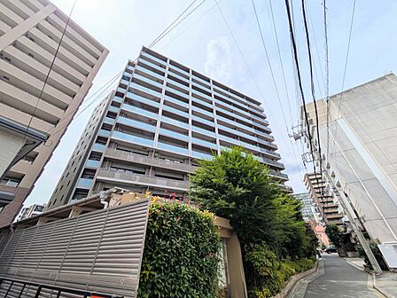 【外観】堂々たる趣ながら、主張し過ぎずどこか余裕を感じさせるシャープなフォルムで佇む邸宅は、晴天の空と照らし合わせる事で、本来あるべき完成形の姿を見せてくれます。