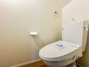 1号棟【トイレ】トイレ・ウォシュレット付。快適で衛生的な洗浄機能付温水シャワートイレです。