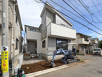 外観:南東角地で採光、通風が確保された間取設計です。LDKも20.5帖と広く、床暖房や食器洗い乾燥機などの設備も充実しております。 外観:南東角地で採光、通風が確保された間取設計です。LDKも20.5帖と広く、床暖房や食器洗い乾燥機などの設備も充実しております。