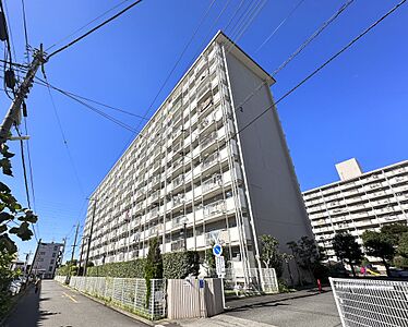 外観：【外観】こちらの物件が少しでも気になるようでしたら、お気軽にお問合せください。人生でいちばん大きなお買い物ですので、ゆっくりご見学ください。ネット上の画像と実際の見学では、リアル感がまるで違…