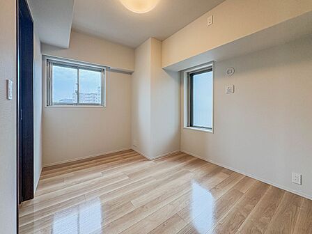 お子様のお部屋にぴったりなクロークを備えたフローリング仕様の洋室です。