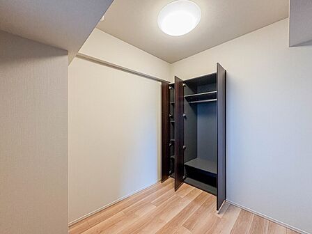 【洋室】  シンプルにデザインされた室内。家具やレイアウトでお好みの空間に。