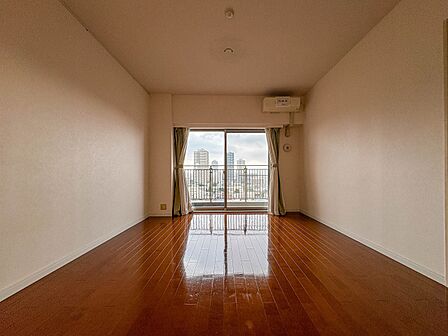 【14.1帖】うららかな陽射しがどのお部屋にも降り注ぎますように、快適さを追求した間取設計。得難い立地環境での生活を恵みの豊かな永住の地へと変えてくれます。