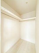 【WIC（ウォークインクローゼット）】  たくさんの洋服をかけてもシワになりにくいウォークインクローゼット。洋服以外にも、普段使わない家電やスーツケース、ストック品など何でも片付く嬉しい空間…