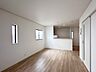 室内：【リビングダイニング】シンプルなデザインの家は風情がある。住む人のこだわりを感じる。外観も内装もいたってシンプル。居心地がよく、家事や趣味、子育てなどにも集中できる。家も人間も熟成するほどシ…
